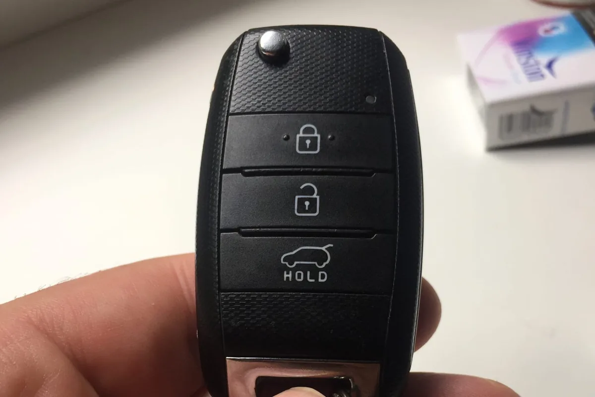 Кнопка выброса лезвия на корпусе ключа Kia Ceed