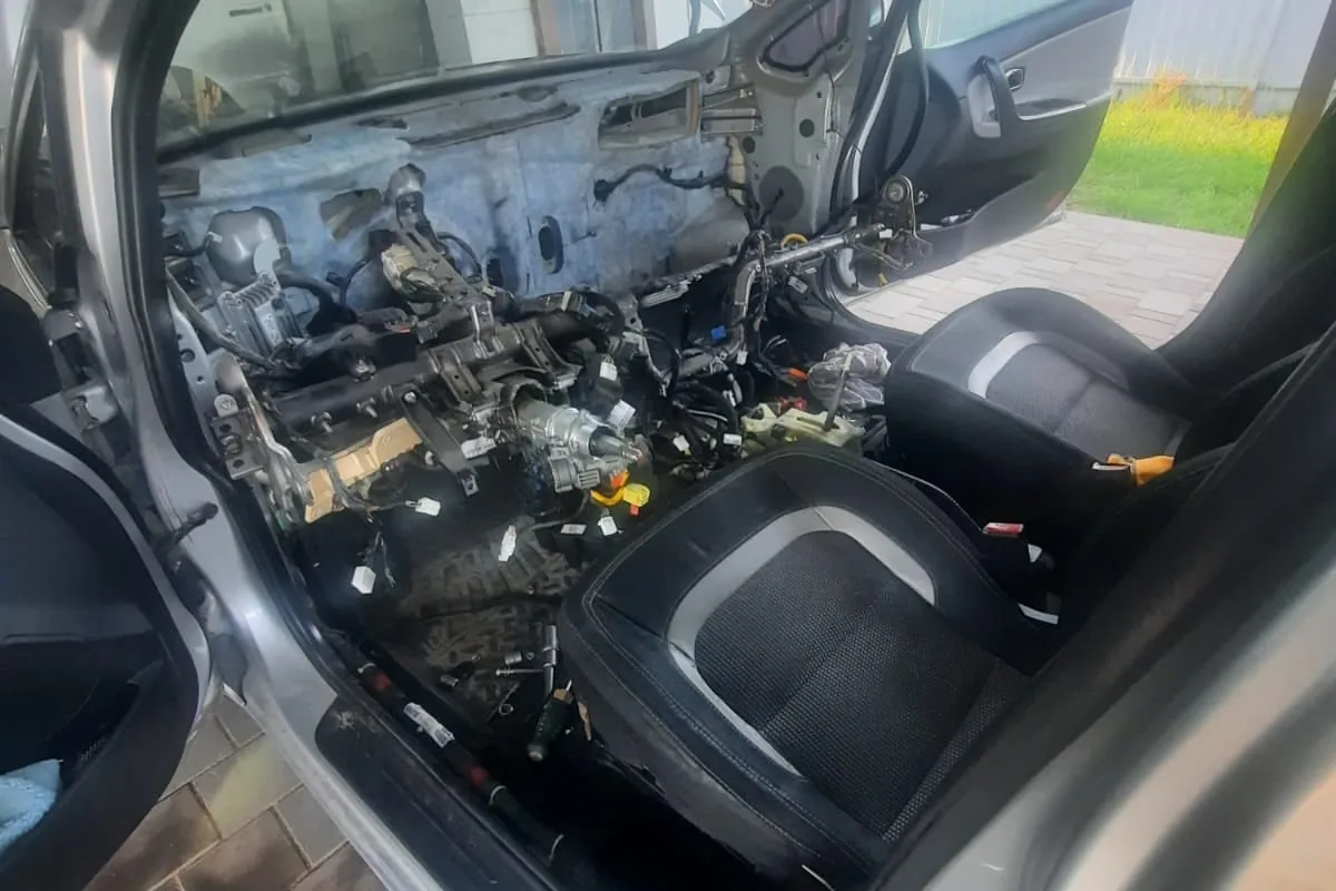 Kia Ceed со снятой передней панелью при поиске утечки фреона