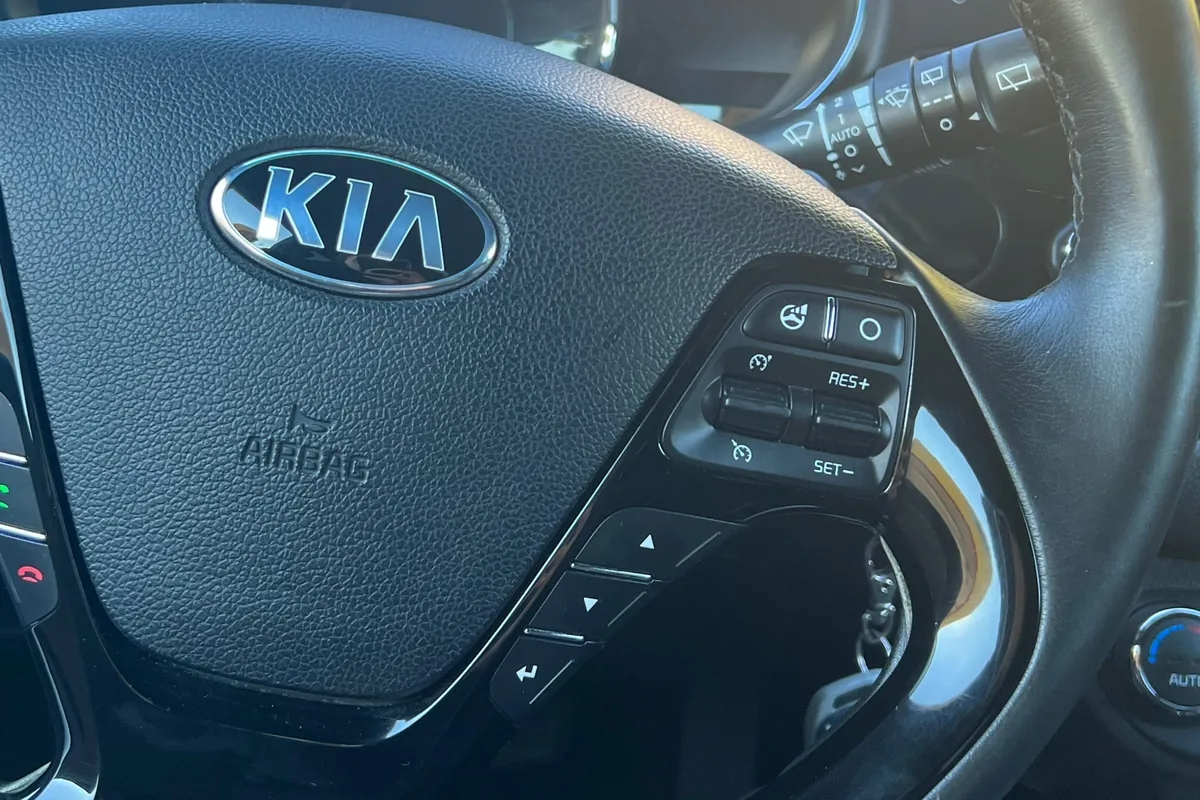 Кнопки круиз-контроля на руле Kia Ceed JD