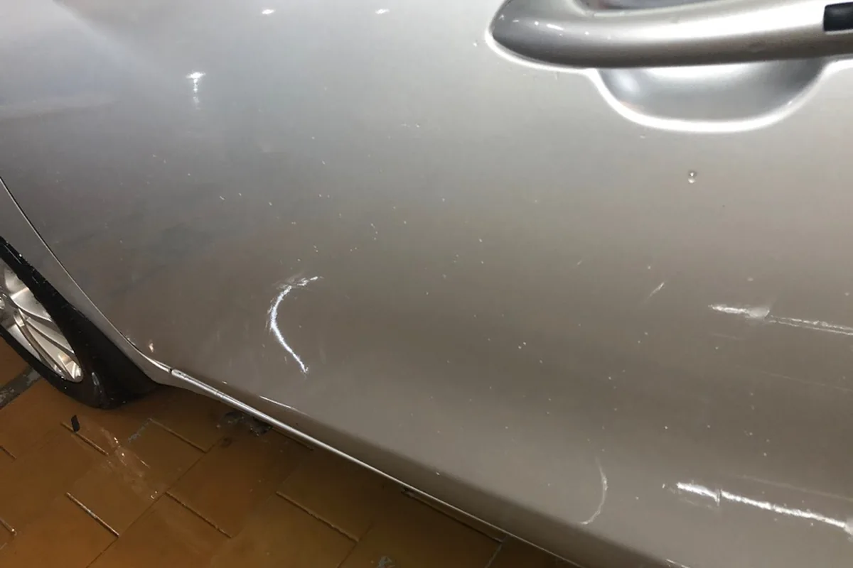 Множество мелких сколов на левой двери Kia Ceed