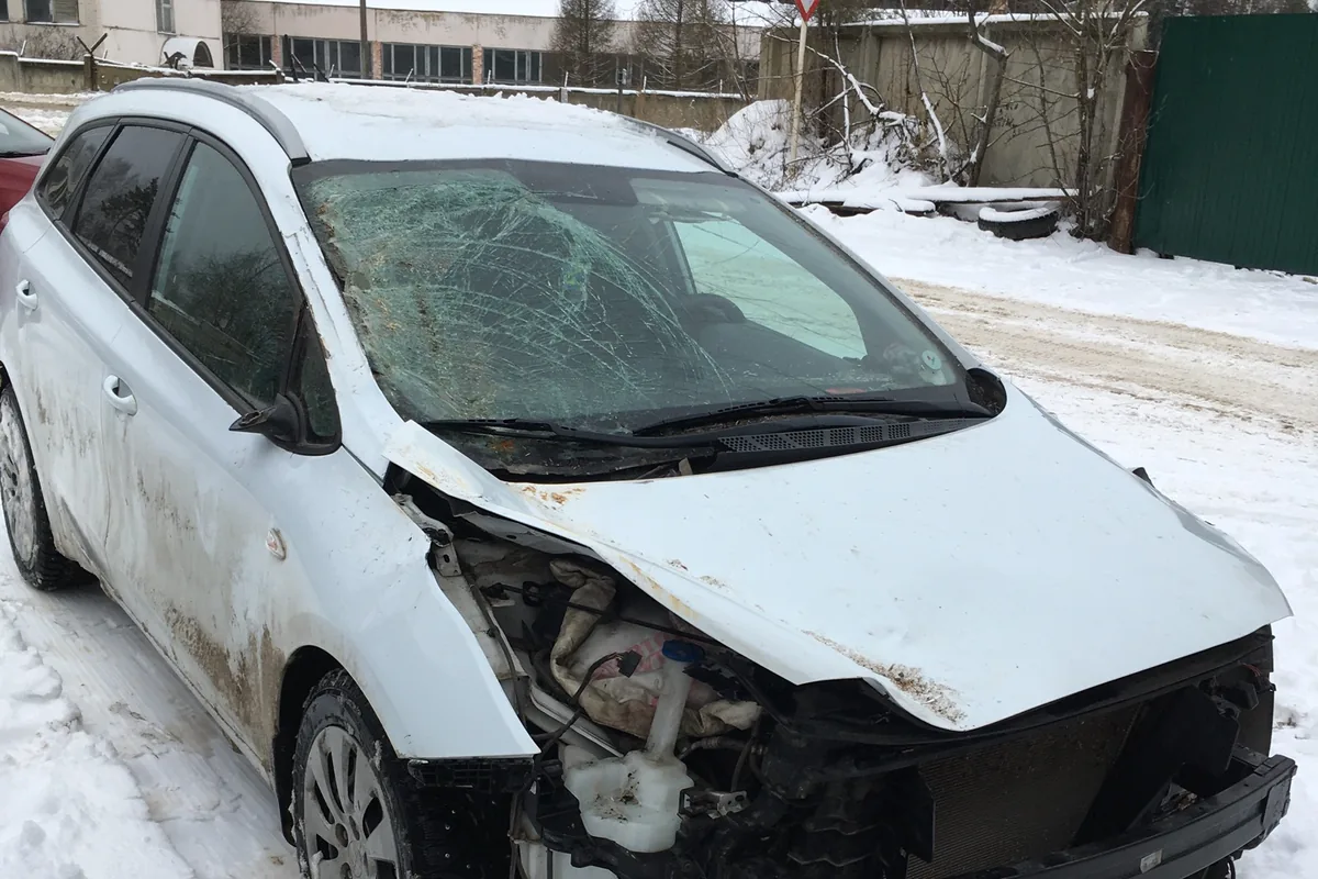 Kia Ceed SW после ДТП: разбитое лобовое стекло