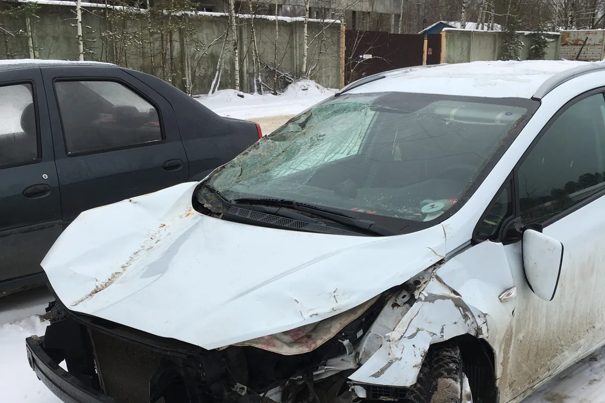 Трещины на лобовом стекле Kia Ceed SW после удара