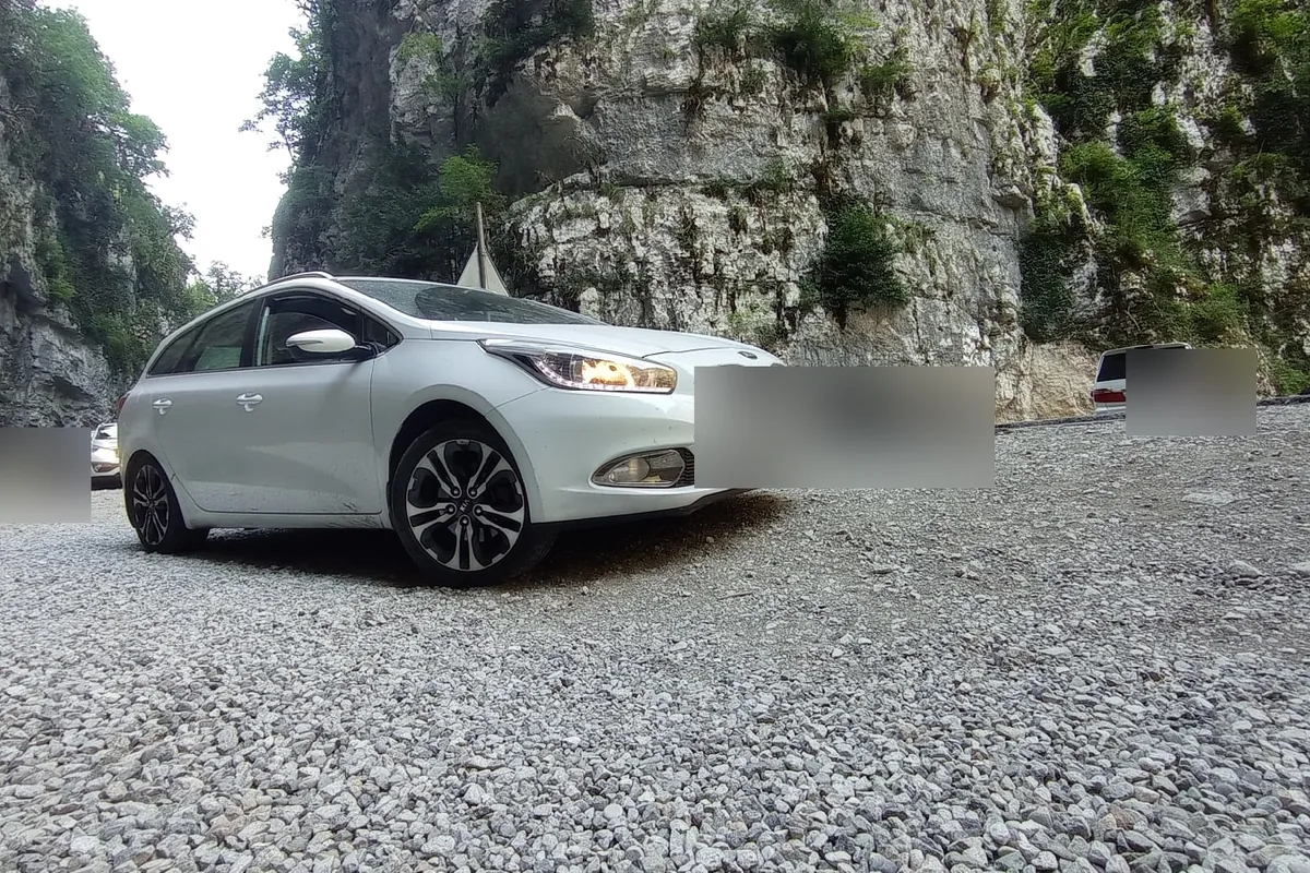 Kia Ceed JD SW в горном ущелье во время дальней поездки