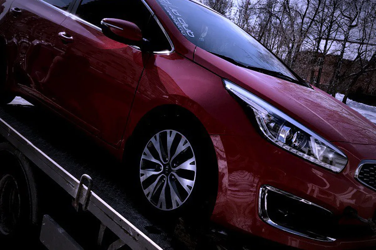 Kia Ceed на эвакуаторе после отказа запуска
