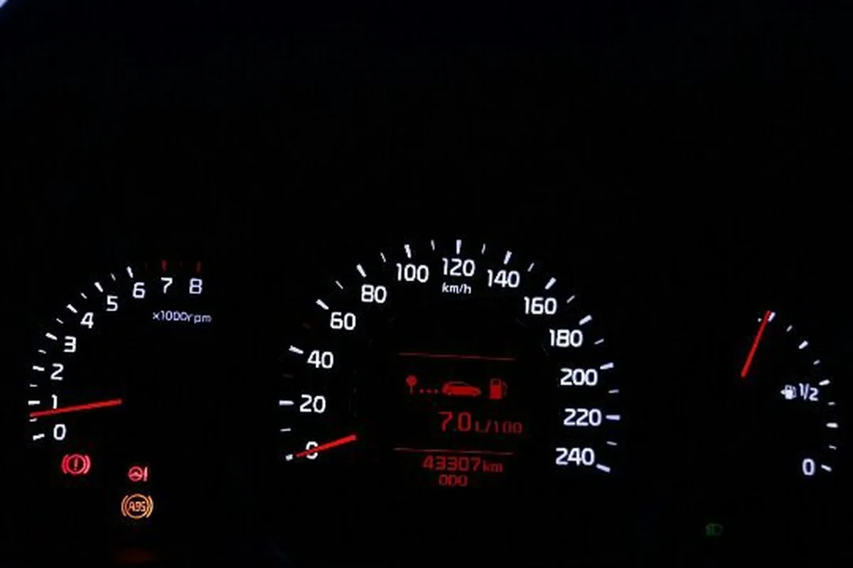 Приборная панель Kia Ceed JD с горящими контрольными лампами