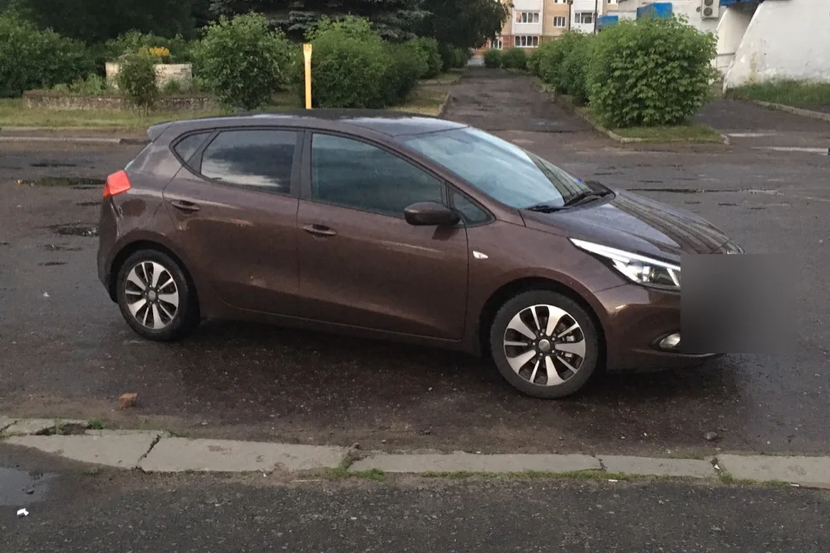 Коричневый Kia Ceed JD хэтчбек на стоянке