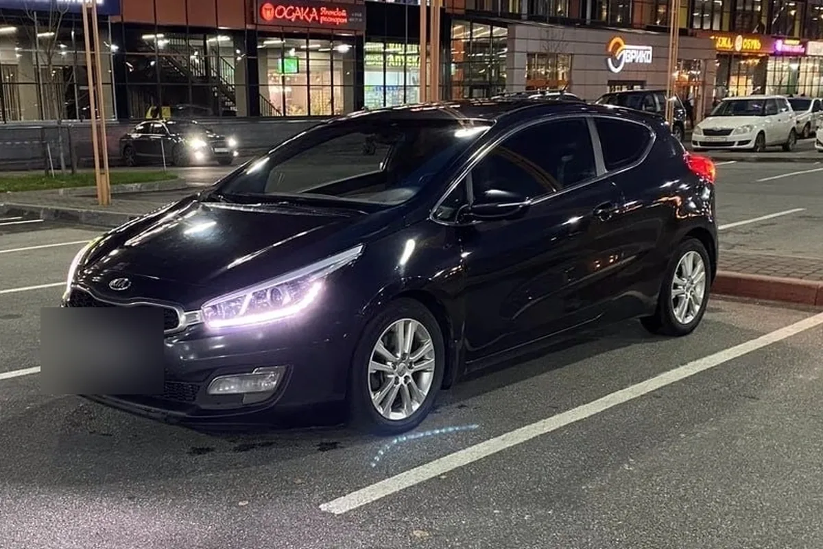 Трёхдверный Kia Ceed JD, у которого стучит спереди