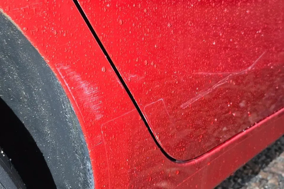 Царапины на крыле Kia Ceed с пробегом 74 тыс. км