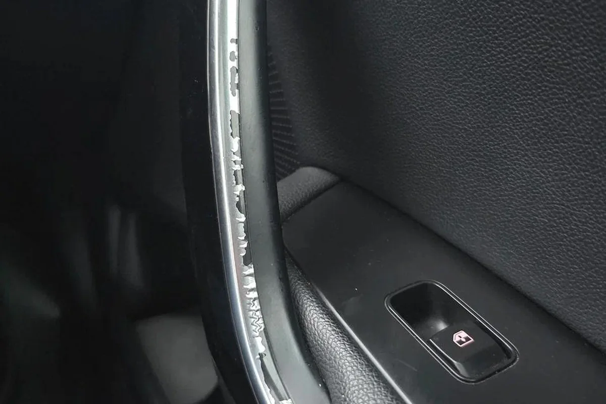 Потёртая отделка двери Kia Ceed на осмотре перед покупкой