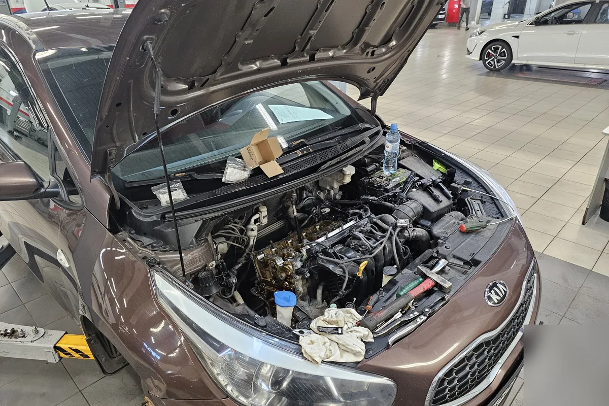 Kia Ceed JD со снятой крышкой клапанов при замене цепи и помпы