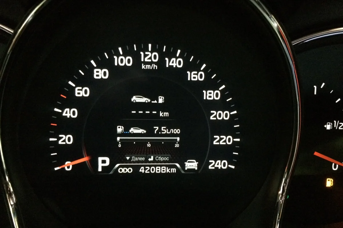 Приборная панель Kia Ceed JD с прочерками вместо запаса хода