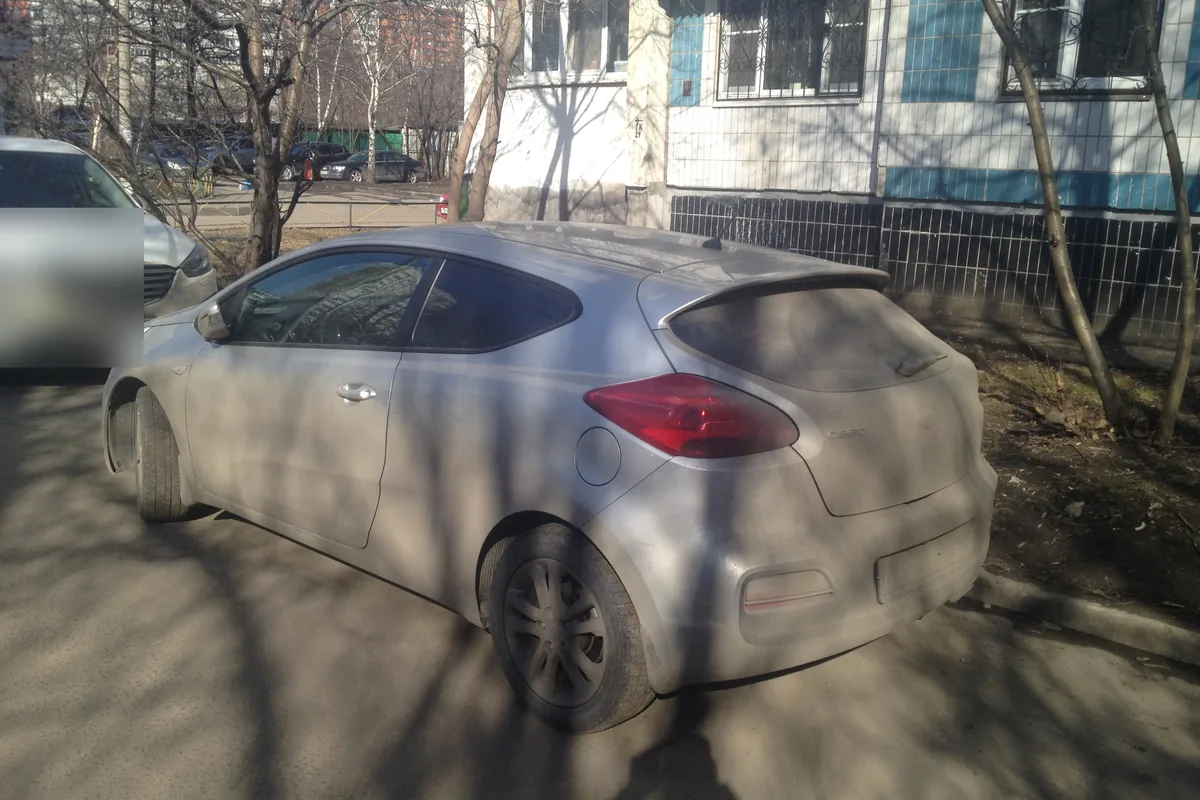 Kia ProCeed JD сзади: трёхдверный кузов