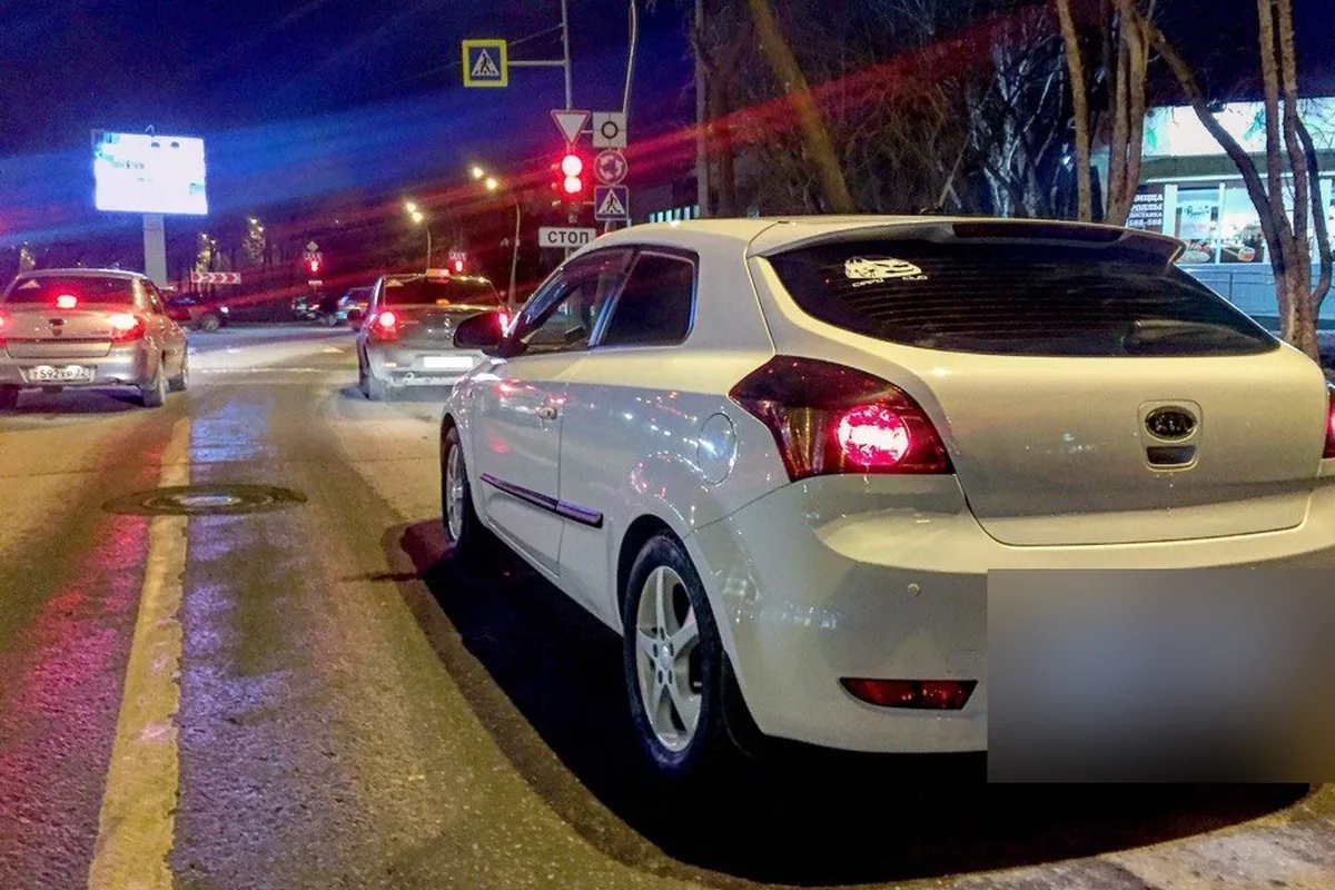 Kia ProCeed JD сзади вечером