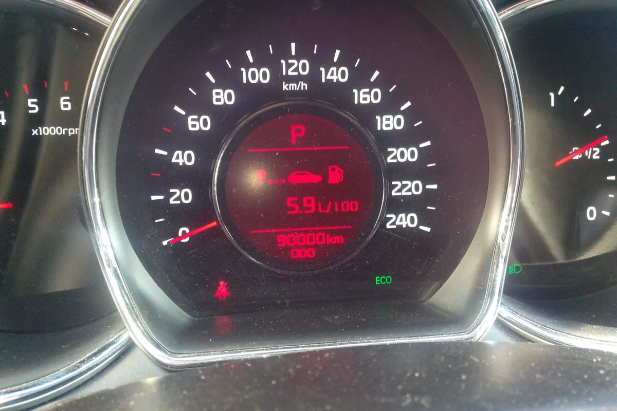 Расход 5,9 л на 100 км на приборке Kia Ceed JD SW