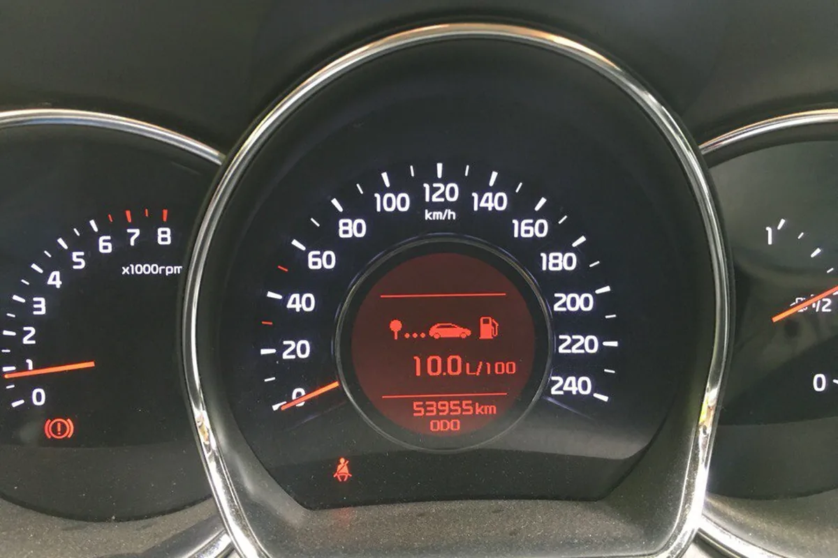 Средний расход 10 л на 100 км на приборке Kia Ceed JD