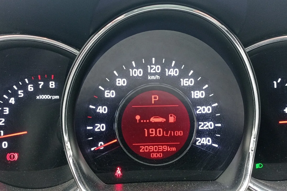Расход 19 л на 100 км на приборке Kia Ceed JD с автоматом