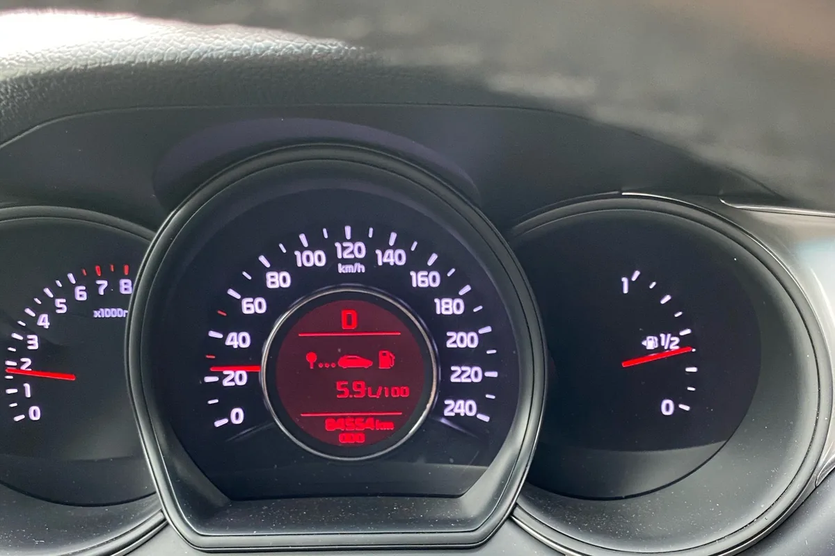Расход 5,9 л на 100 км на приборке Kia Ceed JD с автоматом