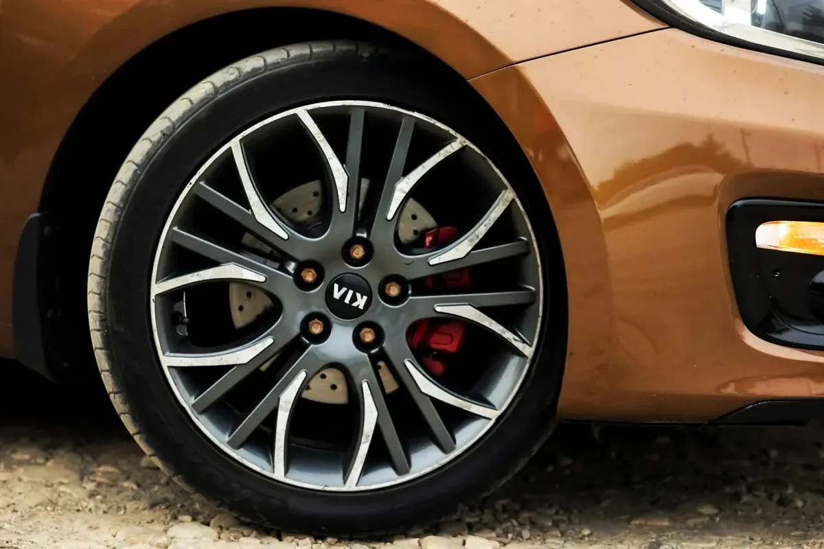 Литой диск и красный суппорт Kia Ceed CD