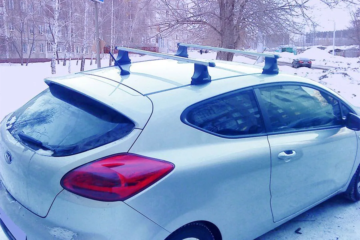 Поперечины на крыше трёхдверного Kia Ceed JD