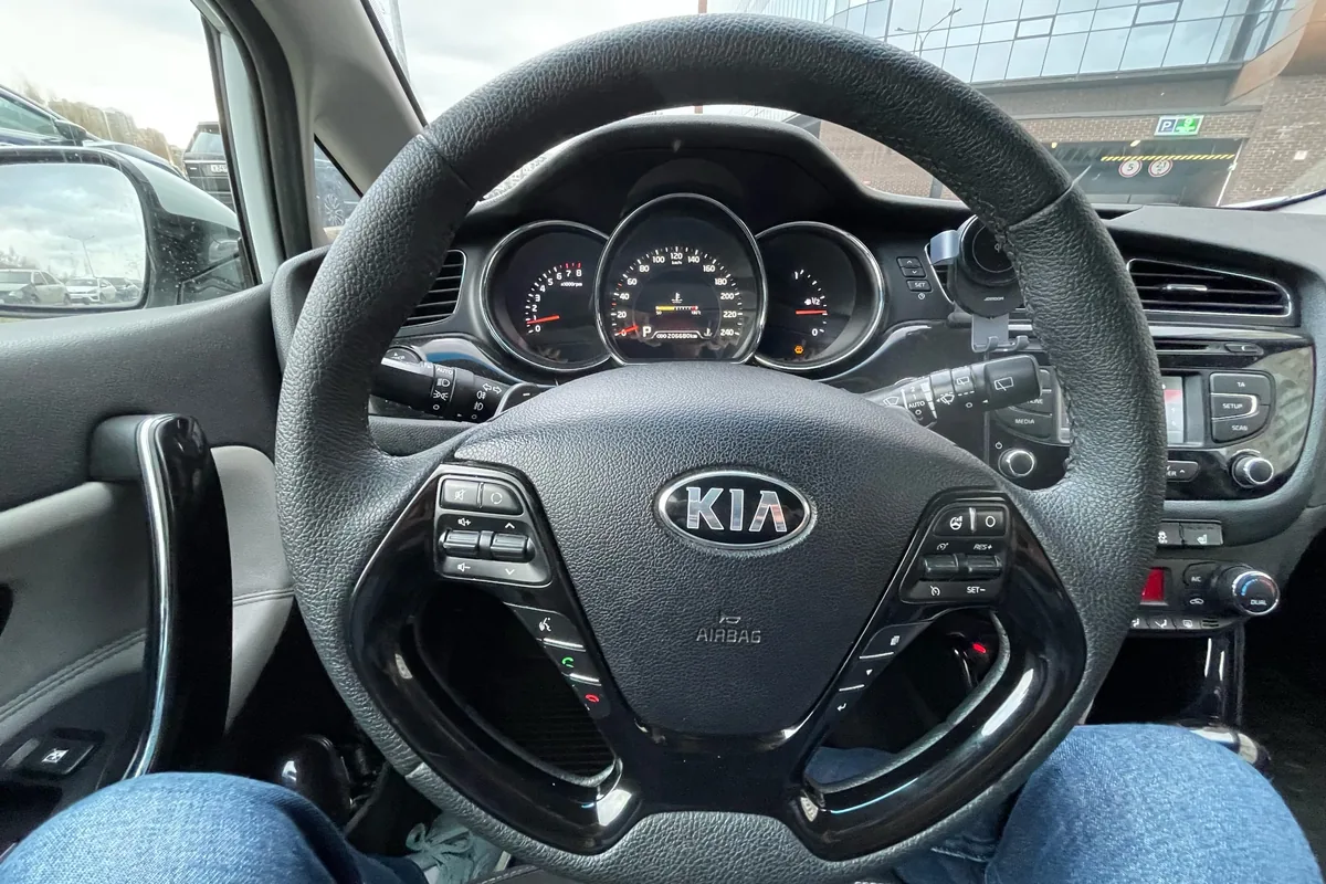 Перетянутый руль Kia Ceed JD SW 2013 года