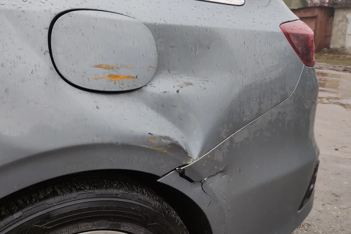 Вмятина и рыжие пятна на задней боковине Kia Ceed CD SW