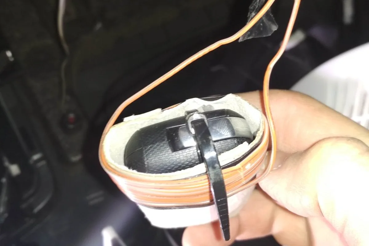 Ключ с намотанной антенной под панелью Kia Ceed