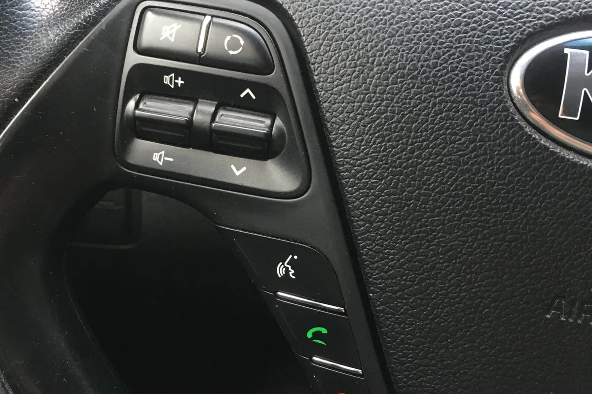 Левые кнопки мультируля Kia Ceed JD
