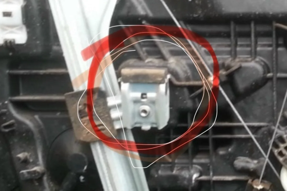 Стеклоподъёмник в двери Kia Ceed, кронштейн стекла