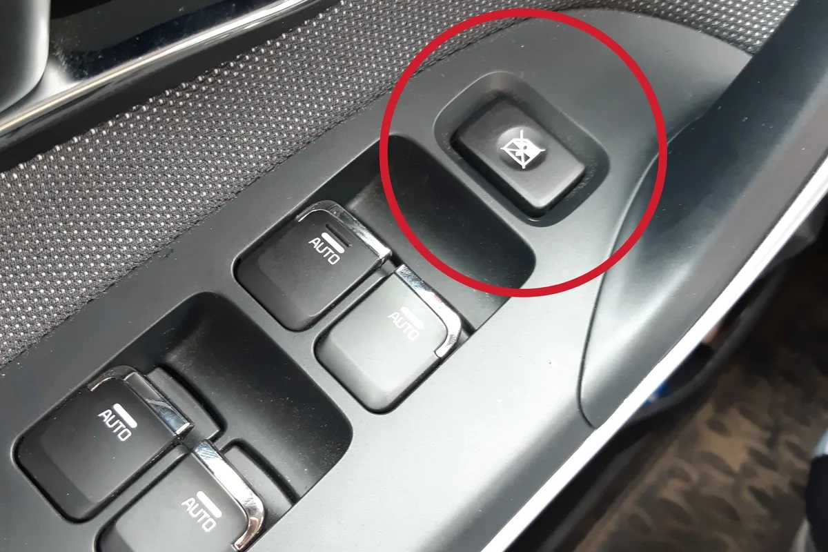 Кнопки стеклоподъёмников и кнопка блокировки Kia Ceed