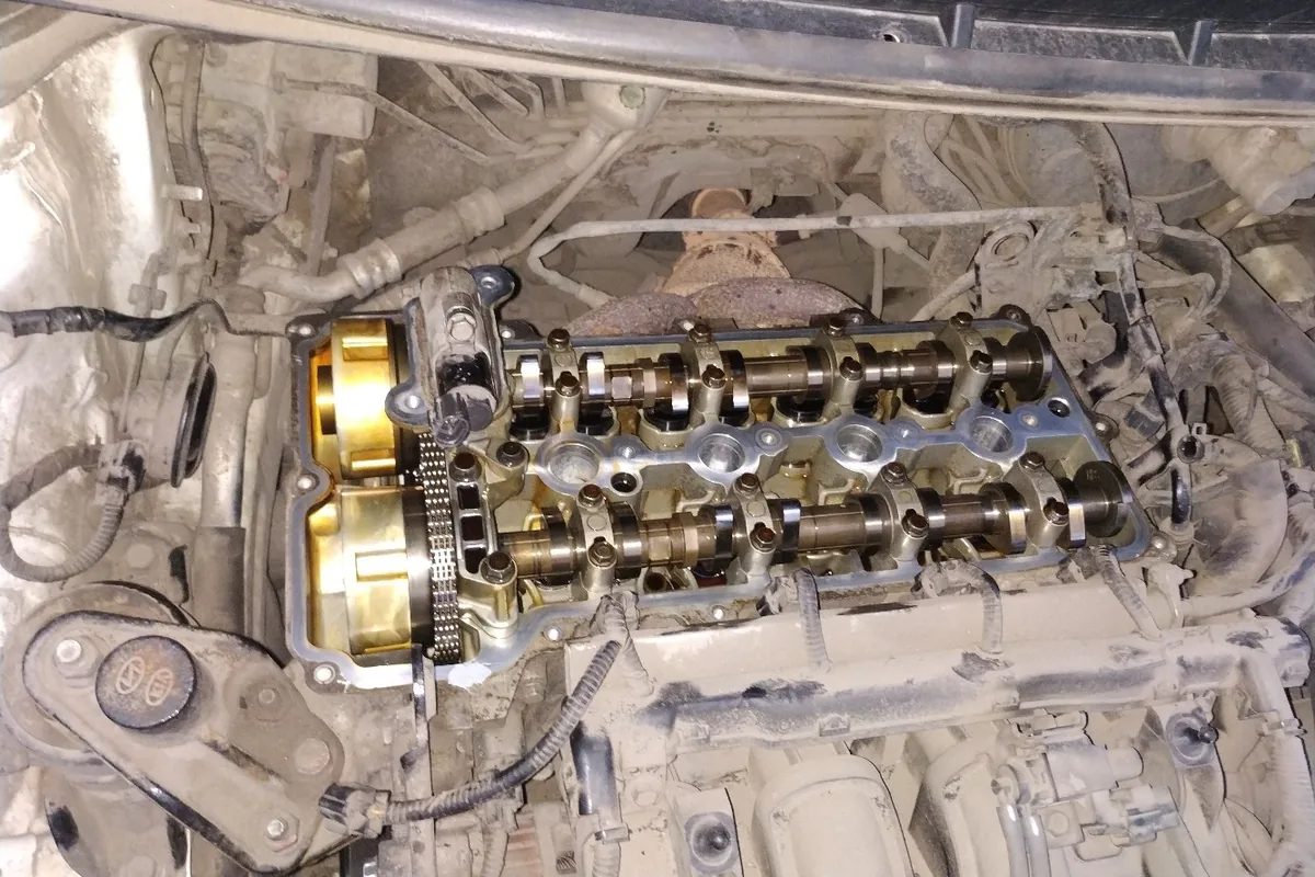 Головка блока Kia Ceed со снятой клапанной крышкой