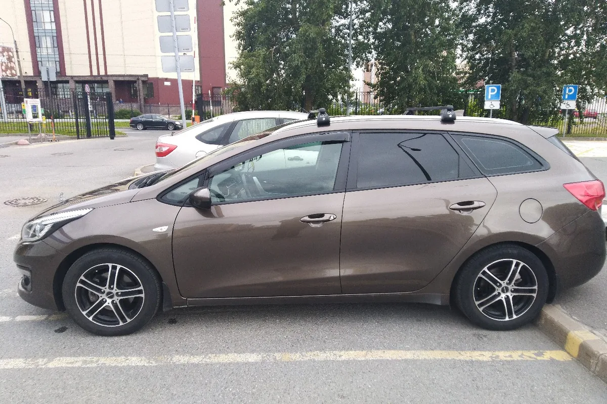 Kia Ceed JD SW 2017 года на парковке