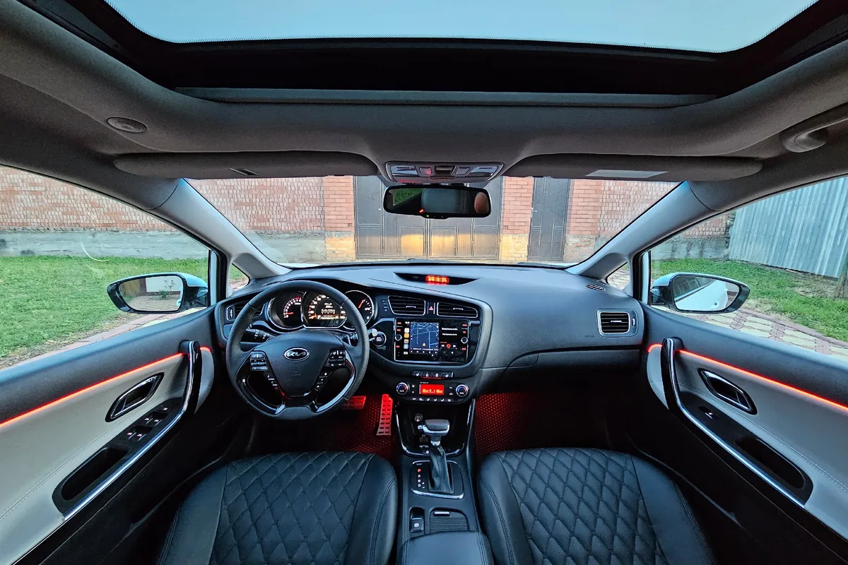Салон Kia Ceed JD с амбиентной подсветкой дверей
