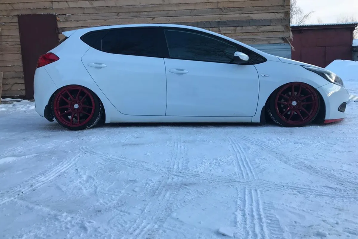 Заниженный Kia Ceed JD на красных дисках