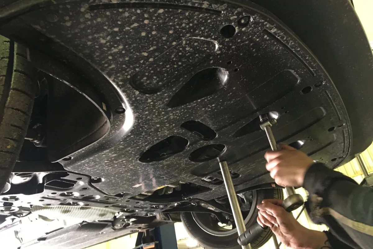 Установка защиты картера на Kia Ceed на подъёмнике