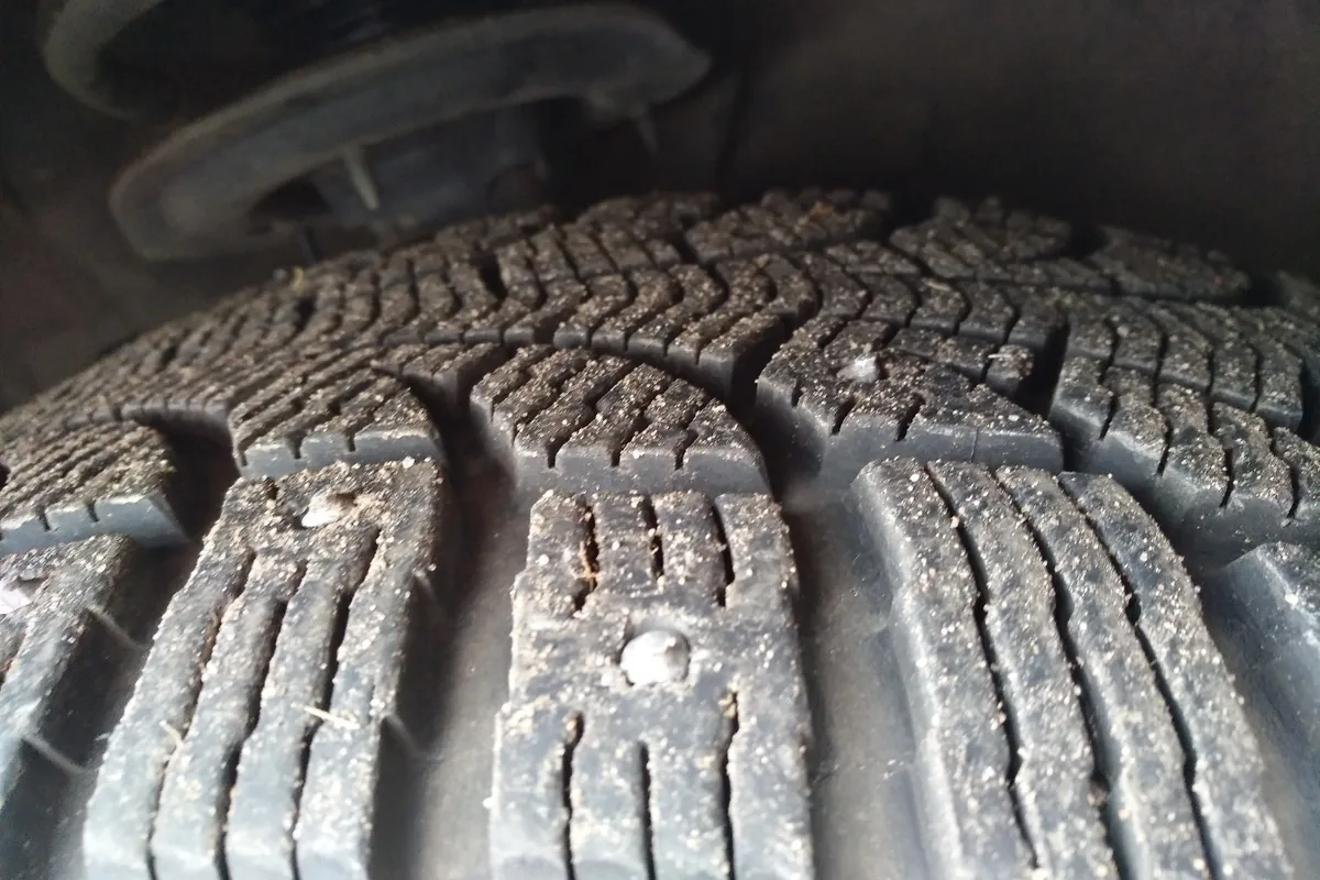 Шипованная шина Pirelli с Kia Ceed с выпавшими шипами