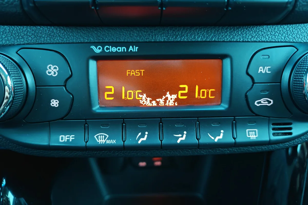 Дисплей климат-контроля Kia Ceed со сбоем после морозной ночи
