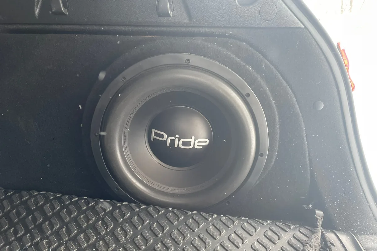 Сабвуфер Pride в багажнике Kia Ceed CD SW