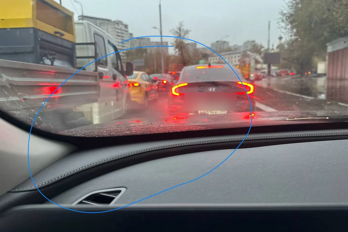 Запотевание нижнего угла лобового стекла