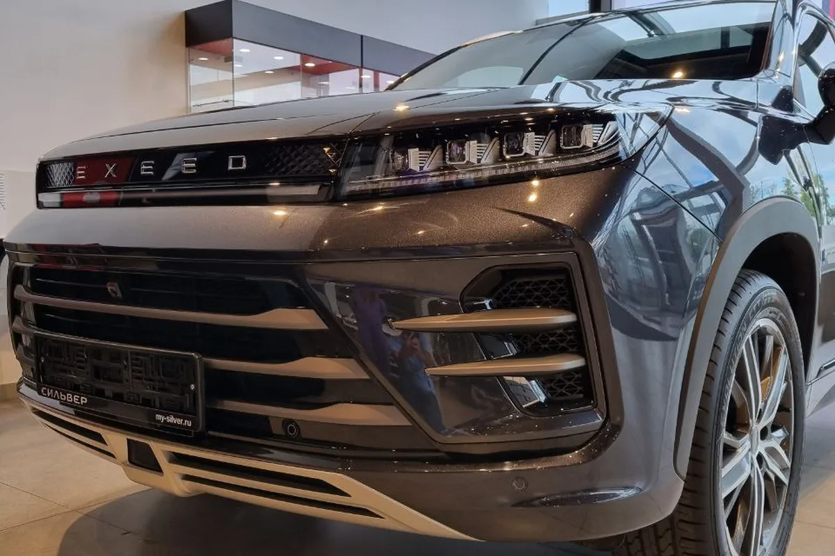 Тёмный Exeed LX Prestige Plus в салоне дилера