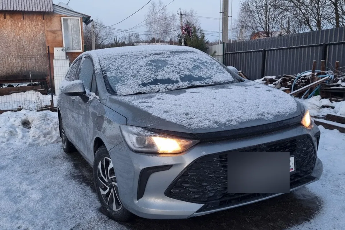 BAIC U5 Plus с включёнными фарами зимой