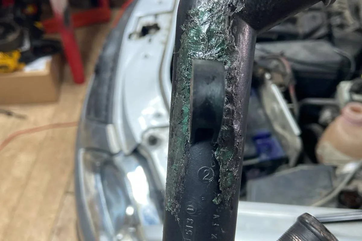 Перетёртая трубка охлаждения Lada Largus со следами пайки