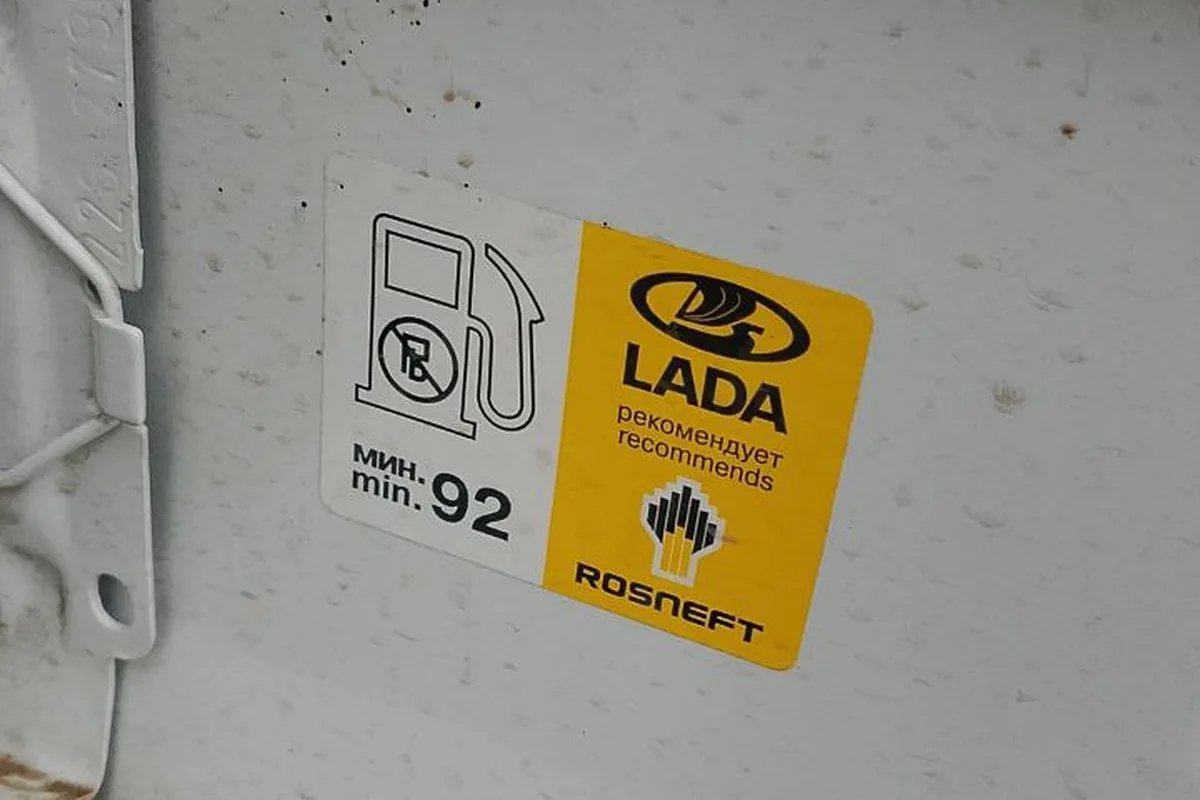 Наклейка на лючке бензобака Lada Largus: минимум АИ-92