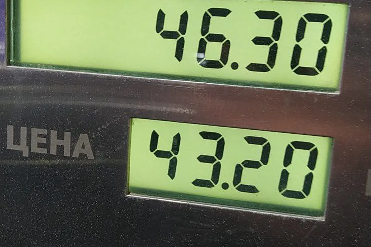 Табло колонки: заправка Lada Largus 92-м бензином