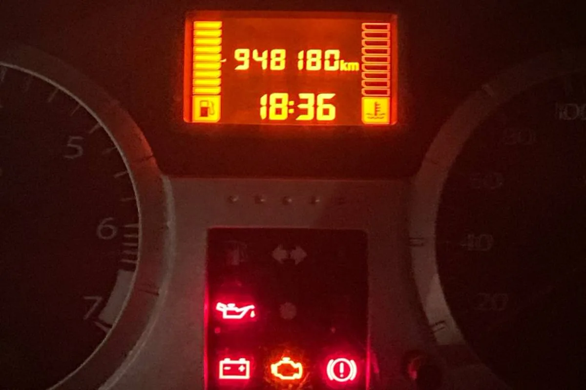 Одометр Lada Largus на 948 180 км с лампами ошибок