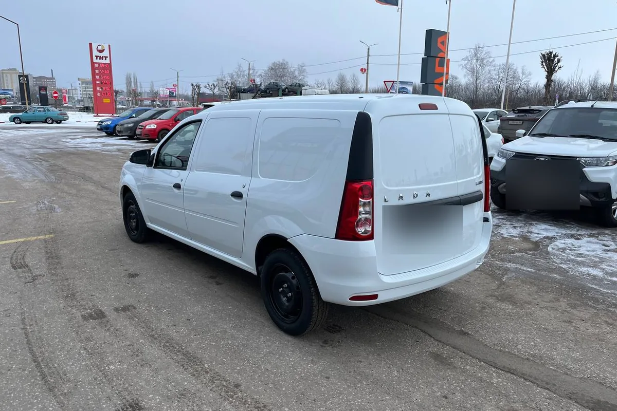 Новый фургон Lada Largus в простой комплектации