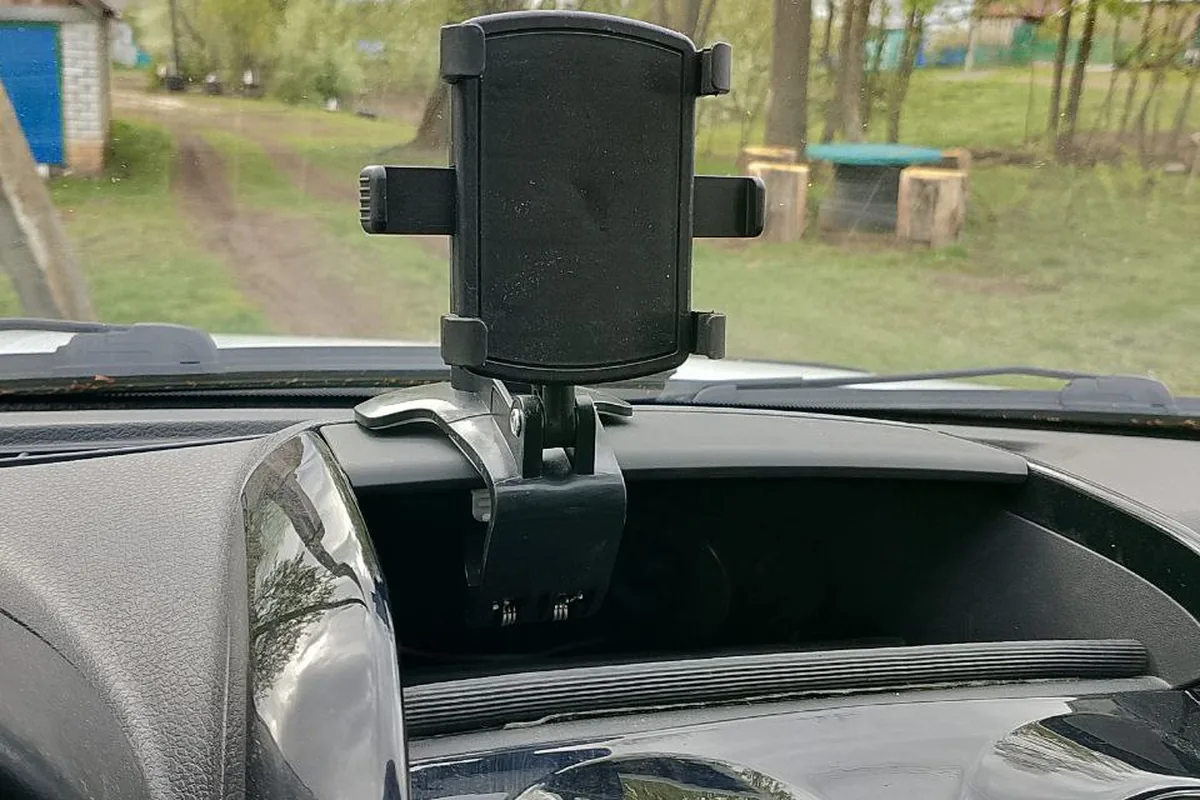 Держатель телефона на передней панели Lada Largus FL
