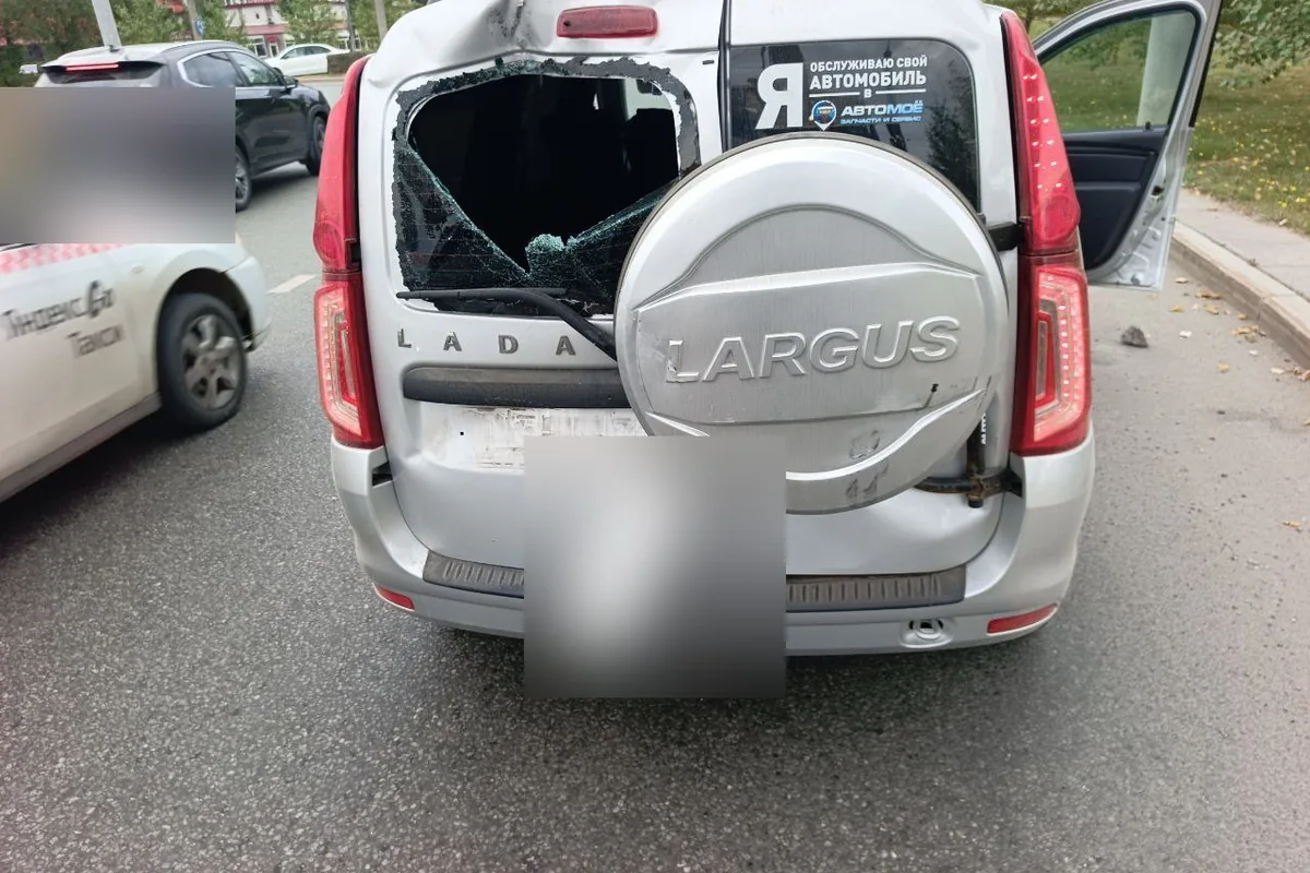 Задние распашные двери Lada Largus после удара краном