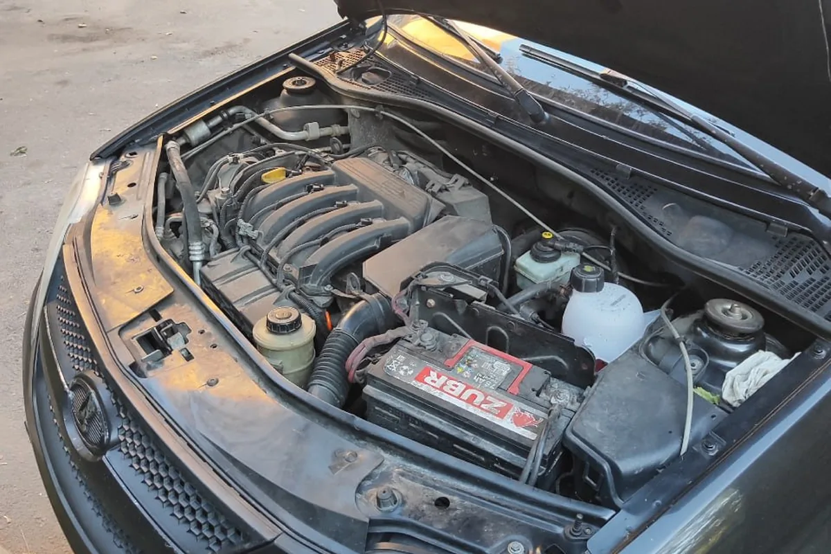 Подкапотное пространство Lada Largus с мотором K4M