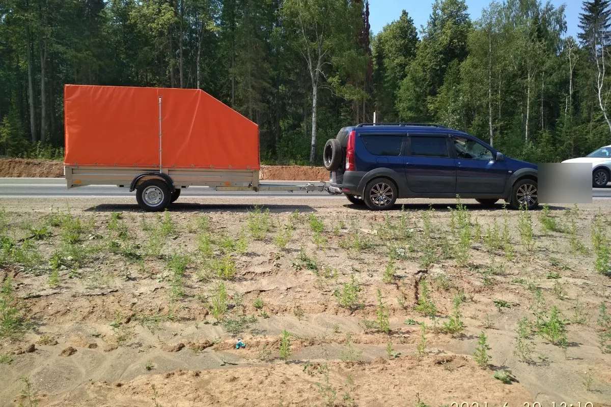 Lada Largus Cross с прицепом 3,2×1,5 м на трассе