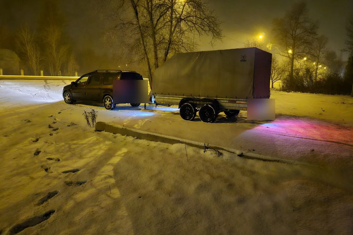 Lada Largus с двухосным прицепом под тентом зимой